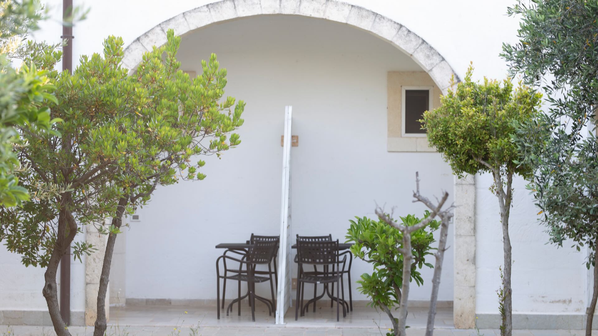 Arco e giardino interno